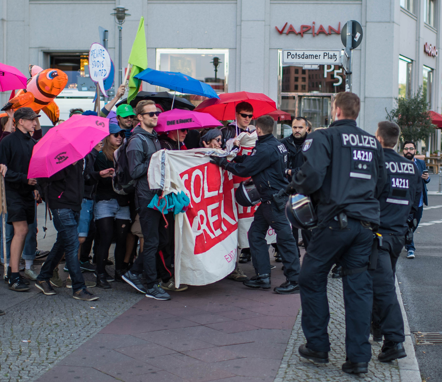 Kommentar: Kann Plastikfolie im Rechtsstaat zur (Schutz-)Waffe werden?