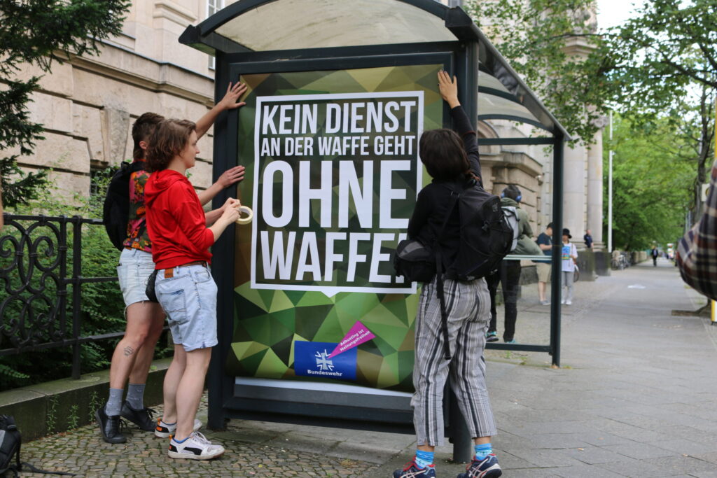 Beklebte Werbeplakate als Terrorismus? Adbusting, Polizei und Geheimdienste